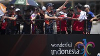 Sejumlah pembalap MotoGP menyapa penonton saat mengikuti Rider Fan Parade jelang balapan MotoGP di Pertamina Mandalika International Street Circuit, Lombok Tengah, NTB, Minggu (15/10/2023).