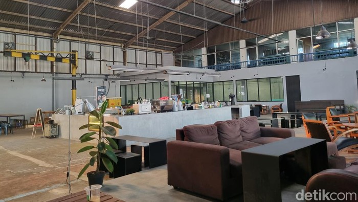 Saat Seduh Coffee Bekasi, kafe yang dibangun di bekas pabrik besi di Bekasi.