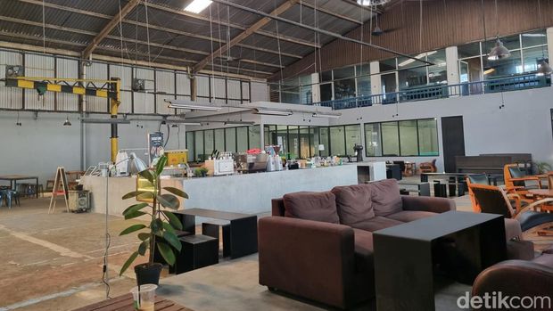 Saat Seduh Coffee Bekasi, kafe yang dibangun di bekas pabrik besi di Bekasi.