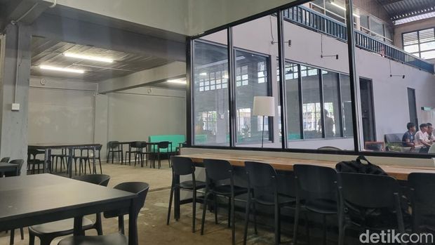 Saat Seduh Coffee Bekasi, Kafe yang didirikan di bekas bangunan pabrik.