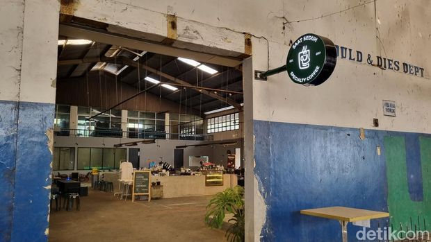 Saat Seduh Coffee Bekasi, Kafe yang didirikan di bekas bangunan pabrik.