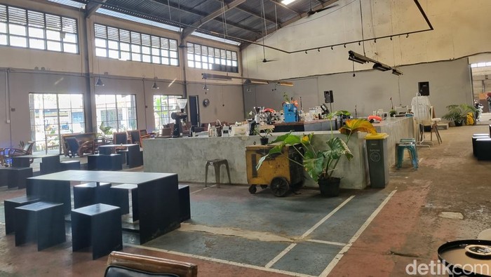 Saat Seduh Coffee Bekasi, Kafe yang didirikan di bekas bangunan pabrik.