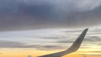 Menikmati senja sesaat di atas awan.