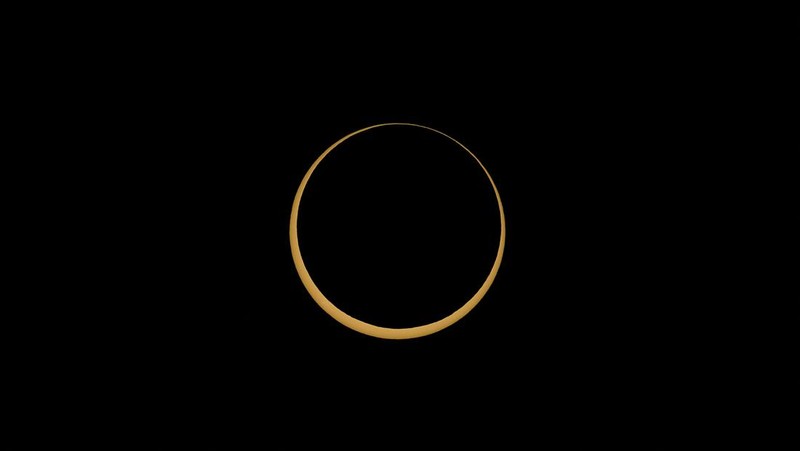 The sun and moon align during the annular solar eclipse at the Albuquerque International Balloon Fiesta in Albuquerque, New Mexico, U.S., October 14, 2023.   REUTERS/Adria Malcolm