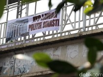 Spanduk Lawan Politik Dinasti Mejeng di Jaksel