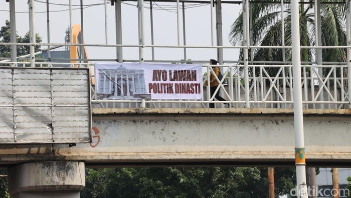 Spanduk Lawan Politik Dinasti Mejeng di Jaksel