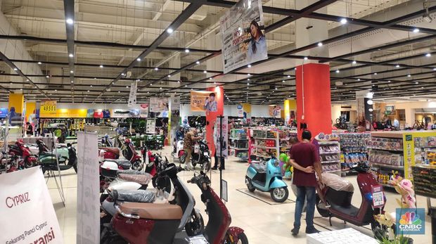 Suasana “Full Day Sale” Transmart Cempaka Putih, Jakarta Pusat, Minggu (15/10/2023). (CNBC Indonesia/Rosseno Aji Nugroho)