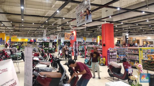 Suasana “Full Day Sale” Transmart Cempaka Putih, Jakarta Pusat, Minggu (15/10/2023). (CNBC Indonesia/Rosseno Aji Nugroho)