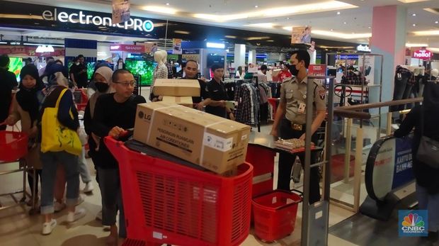 Suasana “Full Day Sale” Transmart Cempaka Putih, Jakarta Pusat, Minggu (15/10/2023). (CNBC Indonesia/Rosseno Aji Nugroho)