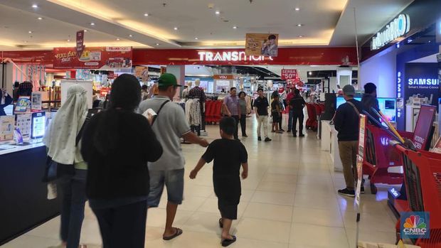 Suasana Transmart Cempaka Putih, Minggu (15/10/2023). (CNBC Indonesia/Rosseno Aji Nugroho)