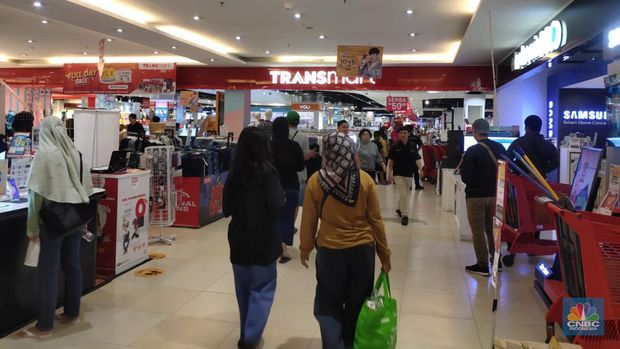 Suasana Transmart Cempaka Putih, Minggu (15/10/2023). (CNBC Indonesia/Rosseno Aji Nugroho)