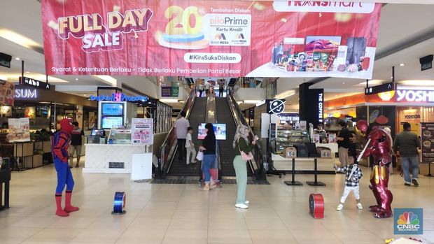 Suasana Transmart Cempaka Putih, Minggu (15/10/2023). (CNBC Indonesia/Rosseno Aji Nugroho)