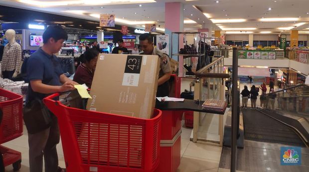 Suasana warga berbelanja di “Full Day Sale” Transmart Cempaka Putih, Jakarta Pusat, Minggu (15/10/2023). (CNBC Indonesia/Rosseno Aji Nugroho)