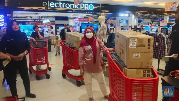 Suasana warga berbelanja di “Full Day Sale” Transmart Cempaka Putih, Jakarta Pusat, Minggu (15/10/2023). (CNBC Indonesia/Rosseno Aji Nugroho)