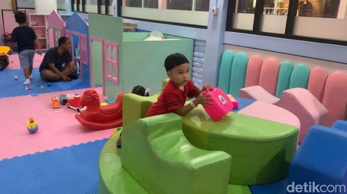 Taman bermain anak atau playground yang berkonsep cafe, Gurita Playground di Denpasar. (Rizki Setyo Samudero)