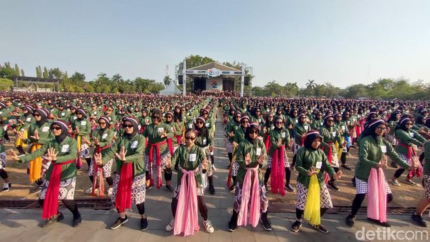 Ribuan pelajar saat terlibat dalam aksi menari Angguk secara massal di Alun-alun Wates, Kulon Progo, Minggu (15/10/2023).