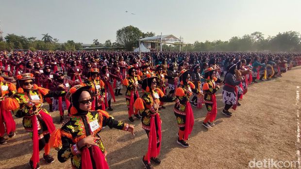 Ribuan pelajar saat terlibat dalam aksi menari Angguk secara massal di Alun-alun Wates, Kulon Progo, Minggu (15/10/2023).