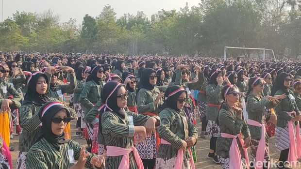 Ribuan pelajar saat terlibat dalam aksi menari Angguk secara massal di Alun-alun Wates, Kulon Progo, Minggu (15/10/2023).