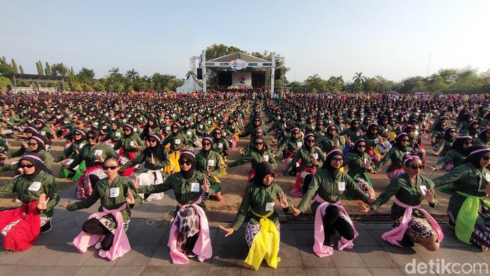 Ribuan pelajar saat terlibat dalam aksi menari Angguk secara massal di Alun-alun Wates, Kulon Progo, Minggu (15/10/2023).