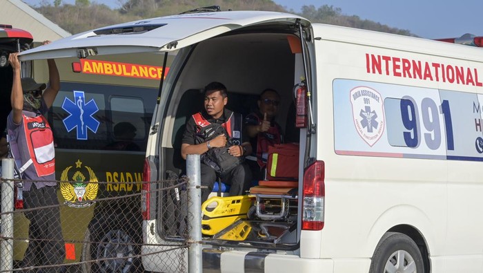 Sejumlah tim medis menaiki mobil ambulan menuju posnya masing-masing menjelang balapan final MotoGP Mandalika 2023 di Pertamina Mandalika International Street Circuit, Lombok Tengah, NTB, Minggu (15/10/2023). Sebanyak 300 tenaga medis yang terdiri dari dokter dan perawat diterjunkan guna mendukung perhelatan MotoGP Mandalika 2023 di Sirkuit Mandalika. ANTARA FOTO/Ahmad Subaidi/YU