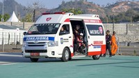 Sejumlah tim medis menaiki mobil ambulan menuju posnya masing-masing menjelang balapan final MotoGP Mandalika 2023 di Pertamina Mandalika International Street Circuit, Lombok Tengah, NTB, Minggu (15/10/2023).