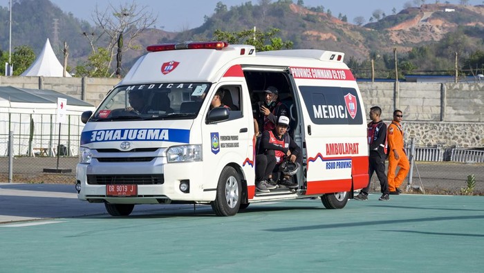 Sejumlah tim medis menaiki mobil ambulan menuju posnya masing-masing menjelang balapan final MotoGP Mandalika 2023 di Pertamina Mandalika International Street Circuit, Lombok Tengah, NTB, Minggu (15/10/2023). Sebanyak 300 tenaga medis yang terdiri dari dokter dan perawat diterjunkan guna mendukung perhelatan MotoGP Mandalika 2023 di Sirkuit Mandalika. ANTARA FOTO/Ahmad Subaidi/YU