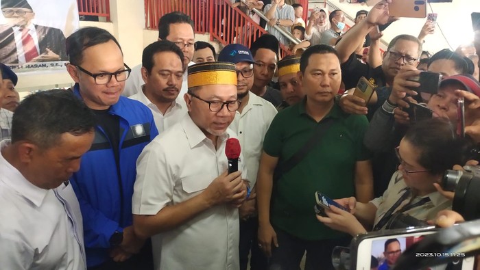 Tinjau New Makassar Mall, Zulhas Borong Dagangan-Berbagi ke Pengunjung