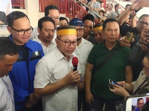 Tinjau New Makassar Mall, Zulhas Borong Dagangan-Berbagi ke Pengunjung