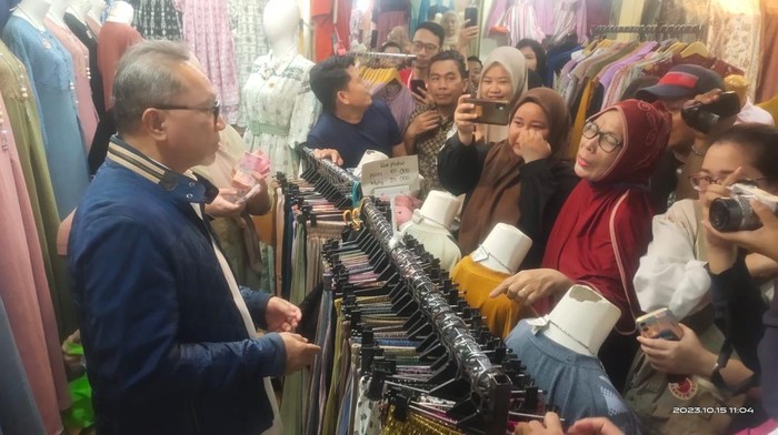 Tinjau New Makassar Mall, Zulhas Borong Dagangan-Berbagi ke Pengunjung