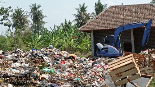 Penataan sampah kiriman dari TPA Suwung di lahan eks galian C, Desa Adat Kelating, Tabanan, Bali, Minggu (15/10/2023).