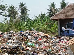Desa Adat Kelating Kewalahan Tangani Sampah dari TPA Mandung