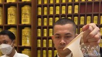 Pelanggan bisa langsung melihat cara penyajian teh seharga ratusan ribu itu. Mulai dari cara menyeduhnya hingga menyajikannya dalam kondisi hangat atau dingin. Foto: detikFood/Yenny Mustika Sari