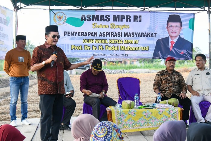 Wakil Ketua MPR RI Fadel Muhammad menggelar demonstrasi plot (demplot) jagung hibrida di lahan percontohan di desa Harapan, Kecamatan Wonosari, Kabupaten Boalemo, Gorontalo, Sabtu (14/10).