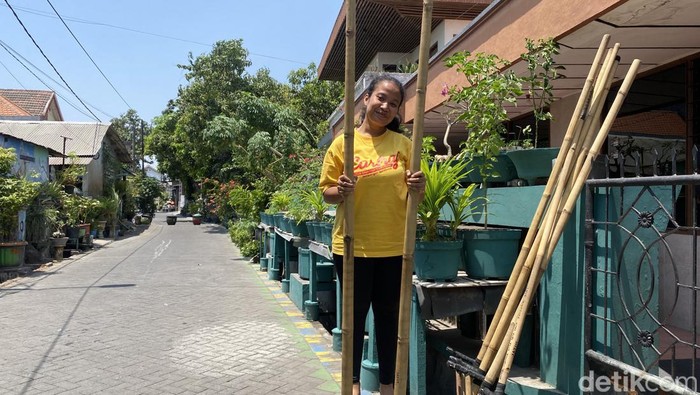 Warga Kampung Egrang Jambangan Surabaya. Warga Kampung Egrang Jambangan Surabaya.
