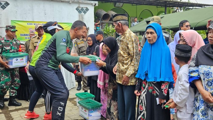 Wujud Nyata TNI Manunggal Rakyat di Puncak Bogor Jawa Barat Dalam rangka HUT ke-78 TNI, Komando Resor Militer (Korem) 061 Suryakancana menggelar bakti sosial ke warga Desa Tugu Utara, Kecamatan Cisarua, Kabupaten Bogor, Jawa Barat.