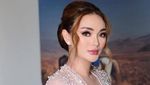 Kenangan Zaskia Gotik Saat Makan Duren dan Sushi di Rumah