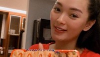 Hidangan sushi seolah seringkali disajikan di rumahnya yang akan dijual. Hanya menggunakan daster Zaskia Gotik tampak tak sabar melahap potongan ikan yang segar-segar. Foto: Instagram/zaskia_gotix