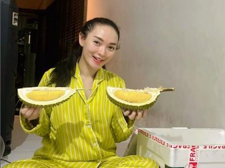 Kenangan Zaskia Gotik Saat Makan Duren dan Sushi di Rumah