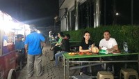 Kehangatan Zaskia Gotik dan suami tak malu untuk dipamerkan. Momen makan malam sederhana di kaki lima pun terasa romantis bagi pasangan ini. Foto: Instagram/zaskia_gotix