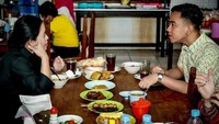 Sementara itu momen keakraban berbeda di warung soto ditunjukkan Puan Maharani Instagramnya. Tampak aneka lauk pendamping soto disajikan di depan mereka. Foto: Instagram puanmaharaniri