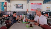 Tahun 2022, tepatnya pada 16 November, Gibran mengunggah foto makan bareng Ganjar Pranowo. Memang lebih enak makan di warung sederhana seperti ini, tulis Gibran. Mereka santap di Sate Kambing Sumber Pak Dahlan di Solo. Foto: Twitter @gibran_tweet
