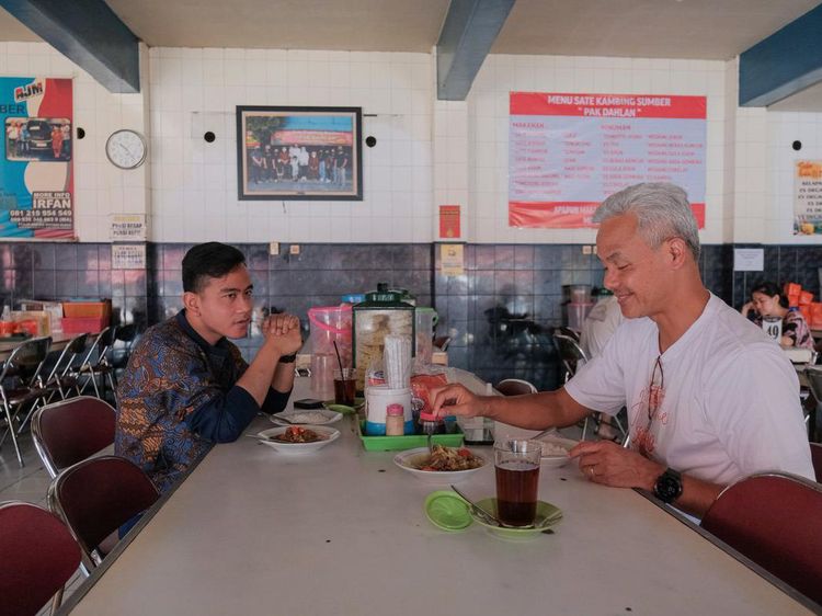 10 Potret Gibran Rakabuming Makan Bareng Prabowo hingga Ganjar Pranowo
