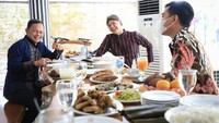 Foto ini menunjukkan keakraban Bima Arya, Ganjar Pranowo, dan Gibran duduk di meja makan yang sama. Mereka tampak hendak menikmati makanan di rumah dinas Gubernur Jawa Tengah Ganjar Prawnowo. Foto ini diambil pada 14/10/2021. Foto: Humas Jateng