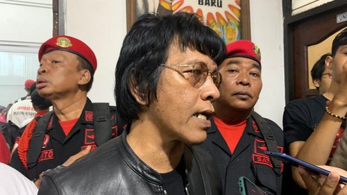 Adian Napitupulu saat berada di Kantor DPD PDIP Jatim.