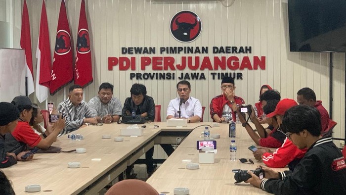 Adian Napitupulu saat mengikuti konferensi pers di DPD PDIP Jatim.