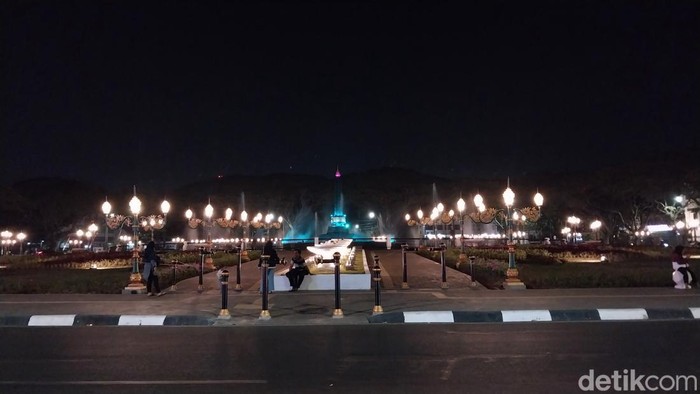 Alun-alun Tugu Kota Malang.