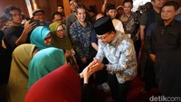Anies terlihat sangat semringah saat menyapa warga.