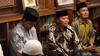 Wakil Ketua Majelis Syura PKS Hidayat Nur Wahid terlihat hadir.