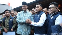 Bakal Calon Presiden Anies Baswedan (tengah) bersama Ketua Umum Millenial Untuk (MU) Perubahan Beni Pramula menjawab pertanyaan wartawan usai penyematan jaket di kediaman Anies Baswedan, Lebak Bulus, Jakarta, Senin (16/10/2023).