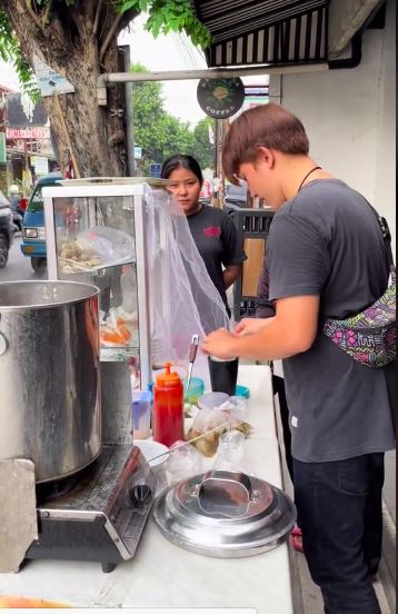 Artis FTV jualan bakso cilok